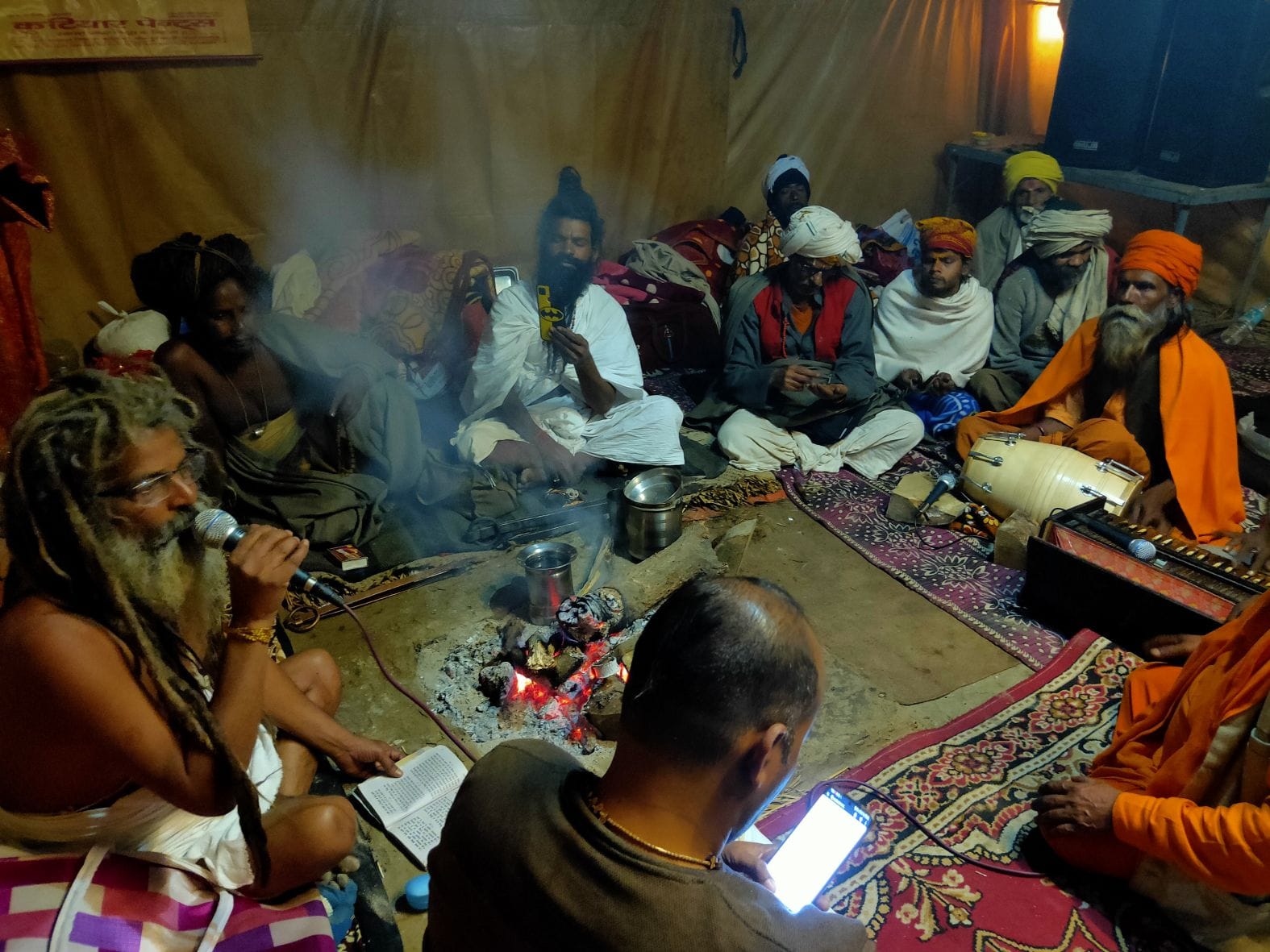 रामनगरिया में भोलेपुर हनुमान मंदिर क्षेत्र में भजन सुनाते बाबा बालकदास महाराज। संवाद रामनगरिया में भोलेपुर हनुमान मंदिर क्षेत्र में भजन सुनाते बाबा बालकदास महाराज। संवाद
