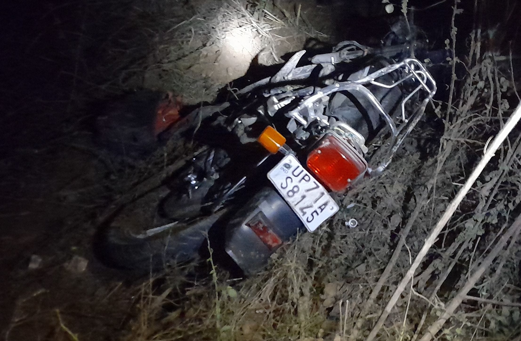दुर्घटना स्थल पर पड़ी छतिग्रस्त बाइक। संवाद दुर्घटना स्थल पर पड़ी छतिग्रस्त बाइक। संवाद