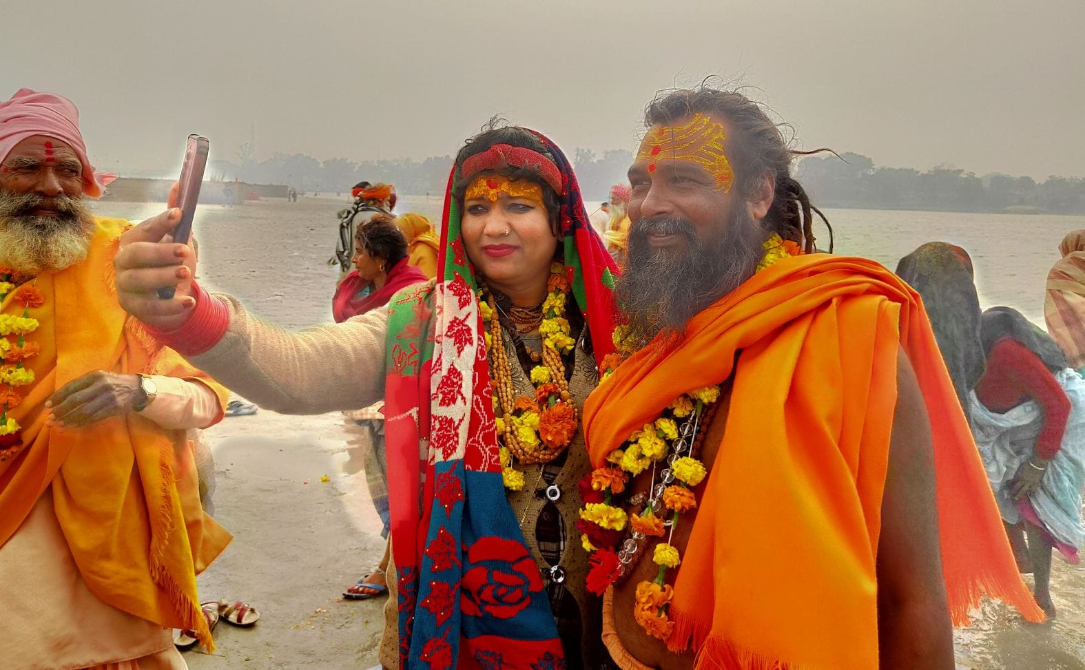 मेला रामनगरिया में सेल्फी लेती साध्वी। संवाद मेला रामनगरिया में सेल्फी लेती साध्वी। संवाद
