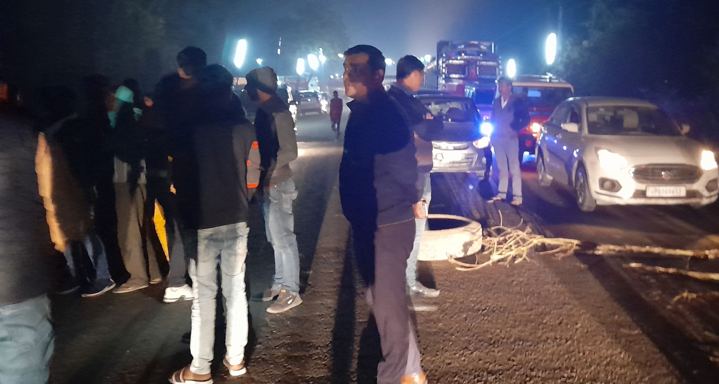 दुर्घटना स्थल पर लगी भीड़। संवाद दुर्घटना स्थल पर लगी भीड़। संवाद