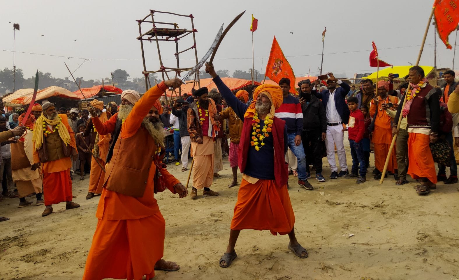 मेला रामनगरिया में तलवारबाजी करते साधु। संवाद मेला रामनगरिया में तलवारबाजी करते साधु। संवाद