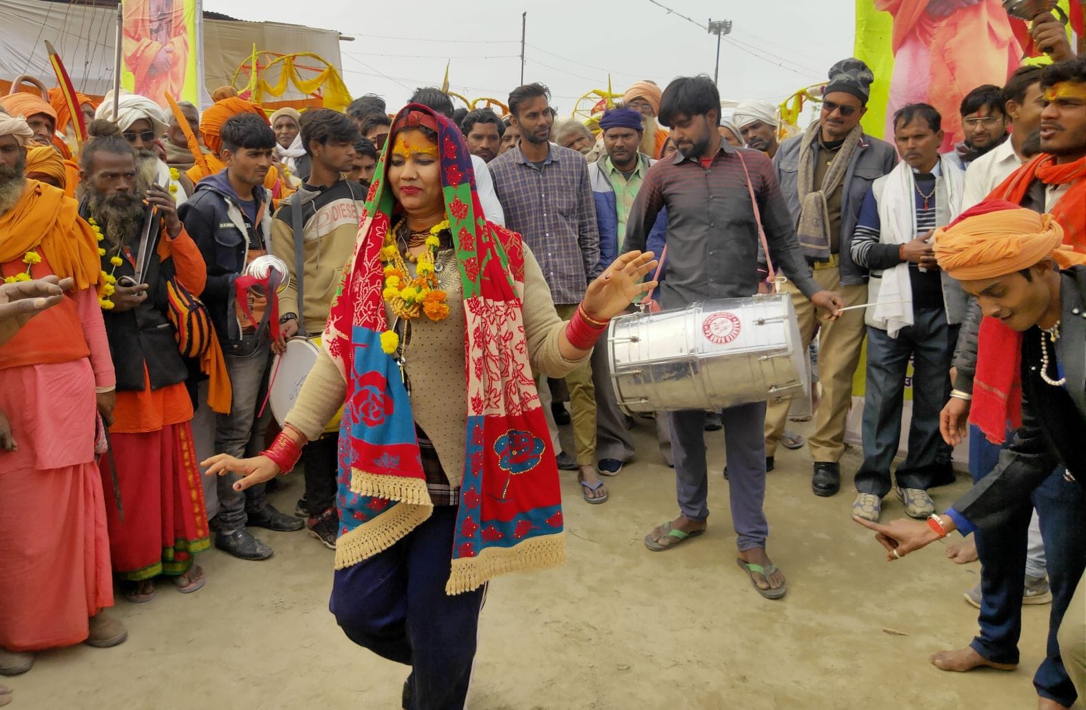 मेला रामनगरिया में नृत्य करती साध्वी। संवाद मेला रामनगरिया में नृत्य करती साध्वी। संवाद