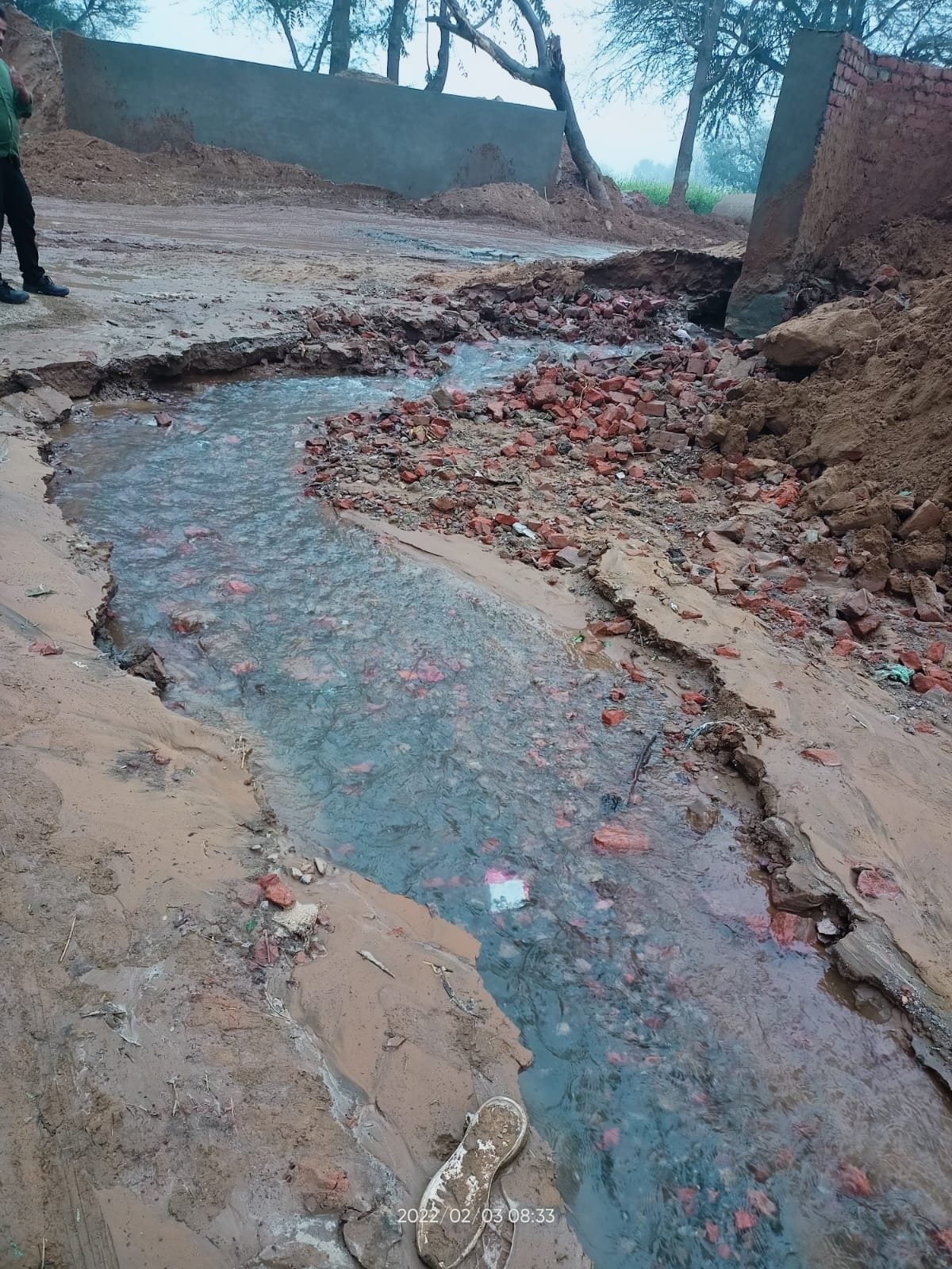  नहर की पुलिया टूटने की वजह से खेतों में जाता पानी। संवाद