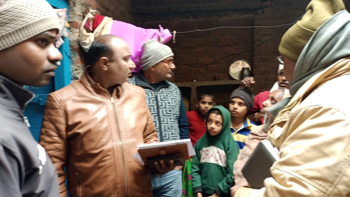 फोटो-04एयूआरपी- 13चोरी के संबंध में पूछताछ करते पुलिस कर्मी। संवाद फोटो-04एयूआरपी- 13चोरी के संबंध में पूछताछ करते पुलिस कर्मी। संवाद
