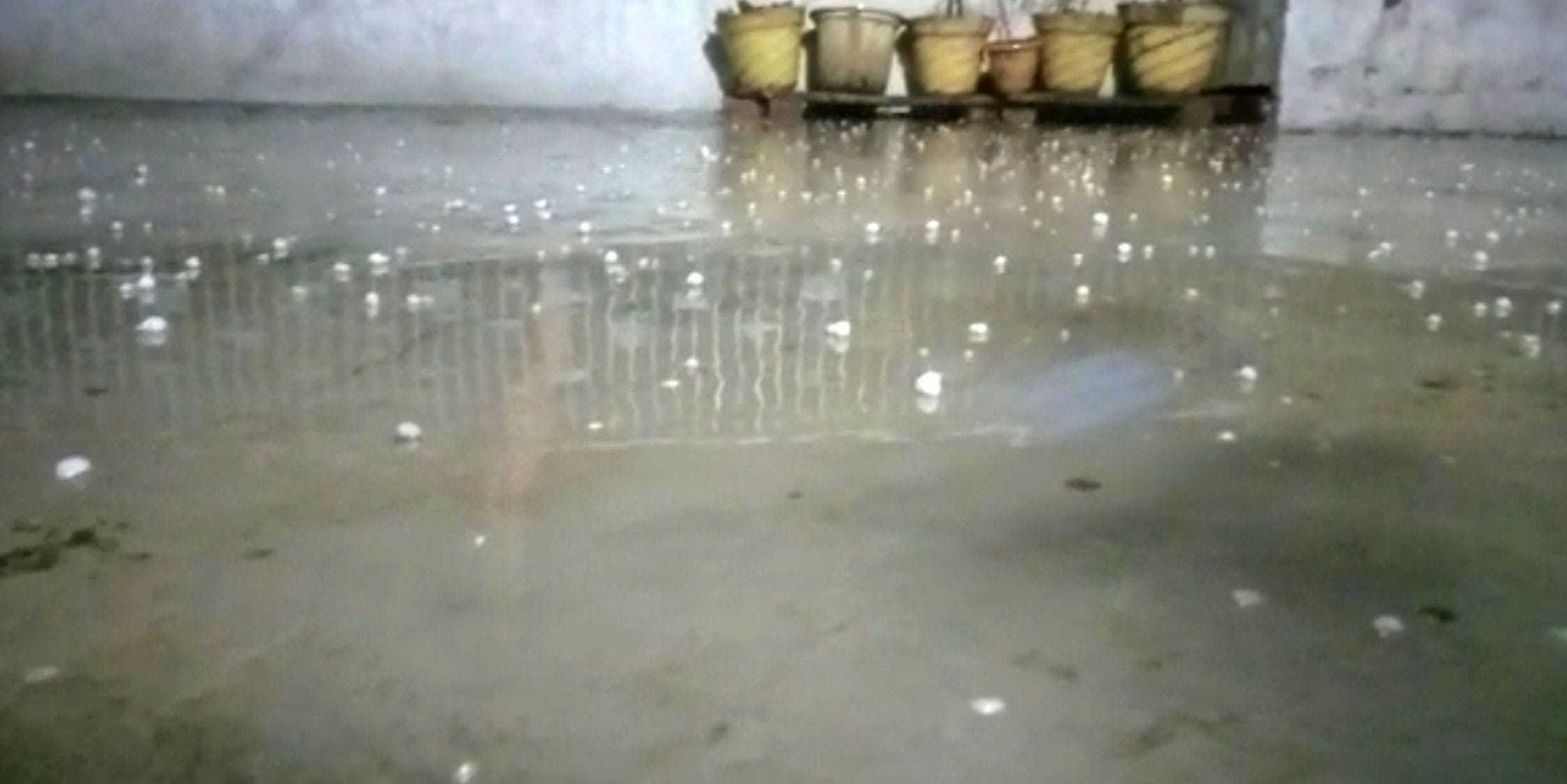 08 : गौरीगंज : बृहस्पतिवार को क्षेत्र में कुछ यूं हुई ओलावृष्टि। -संवाद