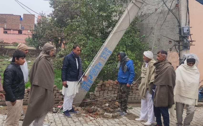 पानीपत।  वार्ड-21 स्थित नेताजी कॉलोली में विरोध जताते हुए लोग व साथ में मोजूद पार्षद।