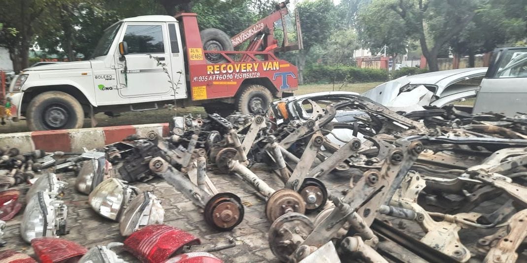 आरोपियों से बरामद रिकवरी वैन व कार के पार्ट्स। संवाद