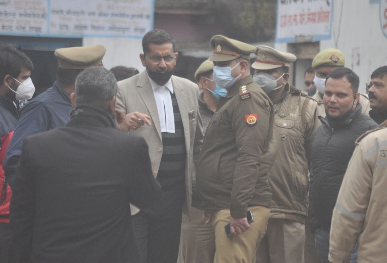 आरोपियों की पेशी होने से पहले कचहरी में कोतवाल से बात करते बार अध्य्क्ष  संवाद