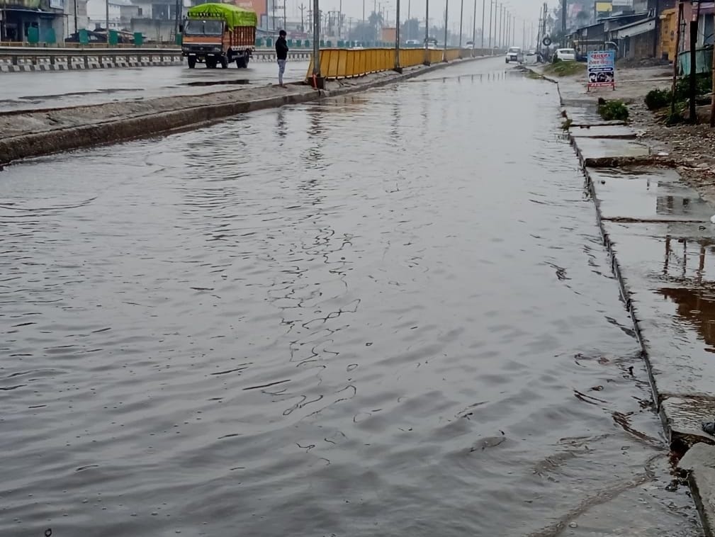 भगवानपुर में बारिश के कारण सर्विस मार्ग पर हुआ जलभराव।
