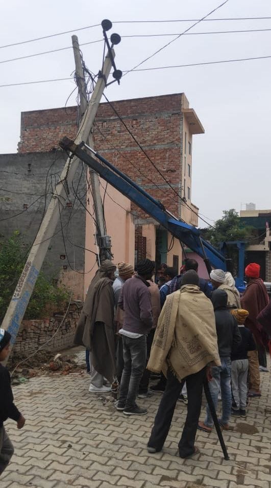 पानीपत। टूटने के बाद मशीन के सहारे खंभे को रोका हुआ।