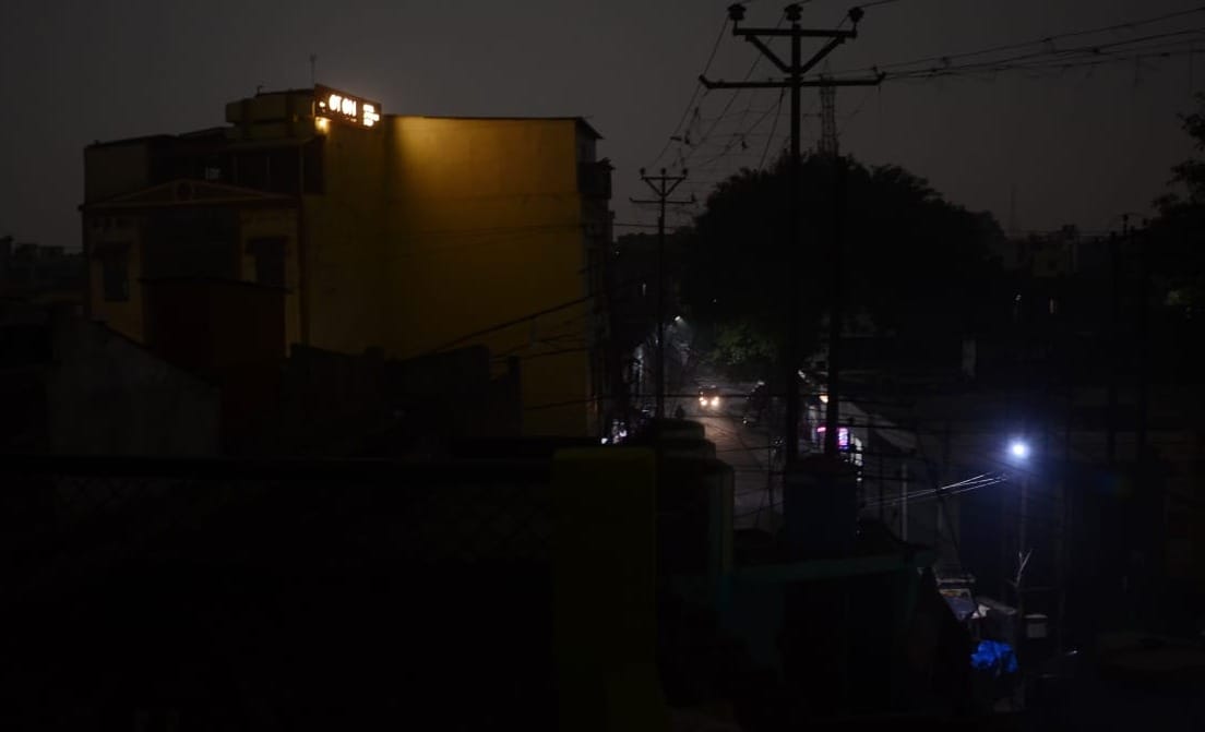 बदायूं में बृहस्पतिवार को घने बादल छाने के कारण दिन में छाया अंधेरा। संवाद