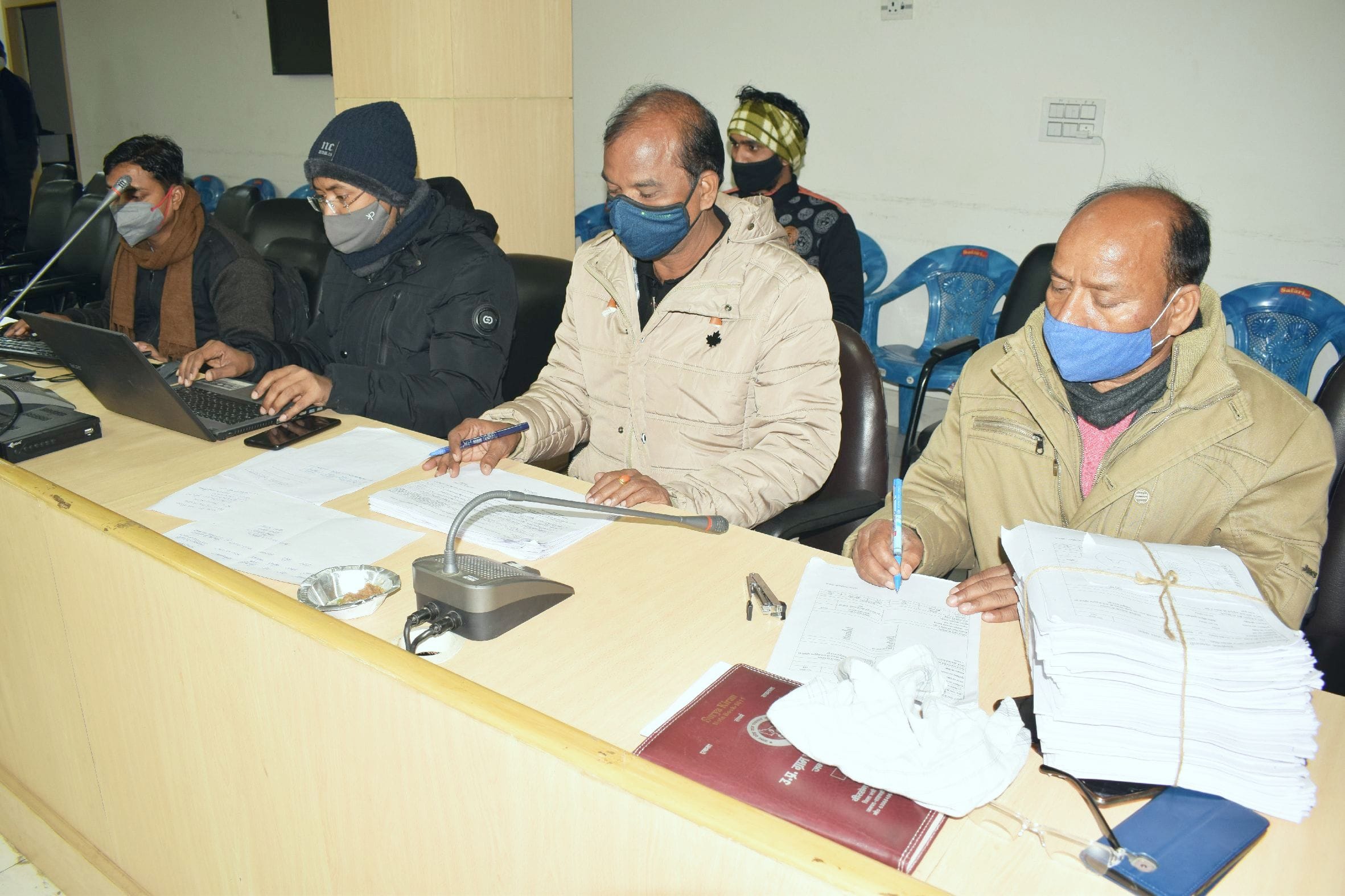 ाहजहांपुर के विकास भवन सभागार में बृहस्पतिवार को एमएलसी चुनाव के लिए ग्राम पंचायतों की मतदाता स? ाहजहांपुर के विकास भवन सभागार में बृहस्पतिवार को एमएलसी चुनाव के लिए ग्राम पंचायतों की मतदाता स?