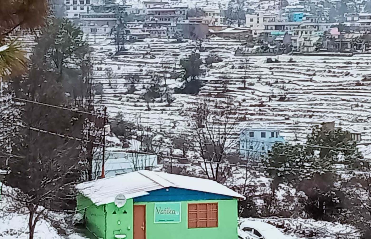 बर्फबारी के बीच चंपावत शहर का विहंगंम नजारा। संवाद न्यूज एजेंसी