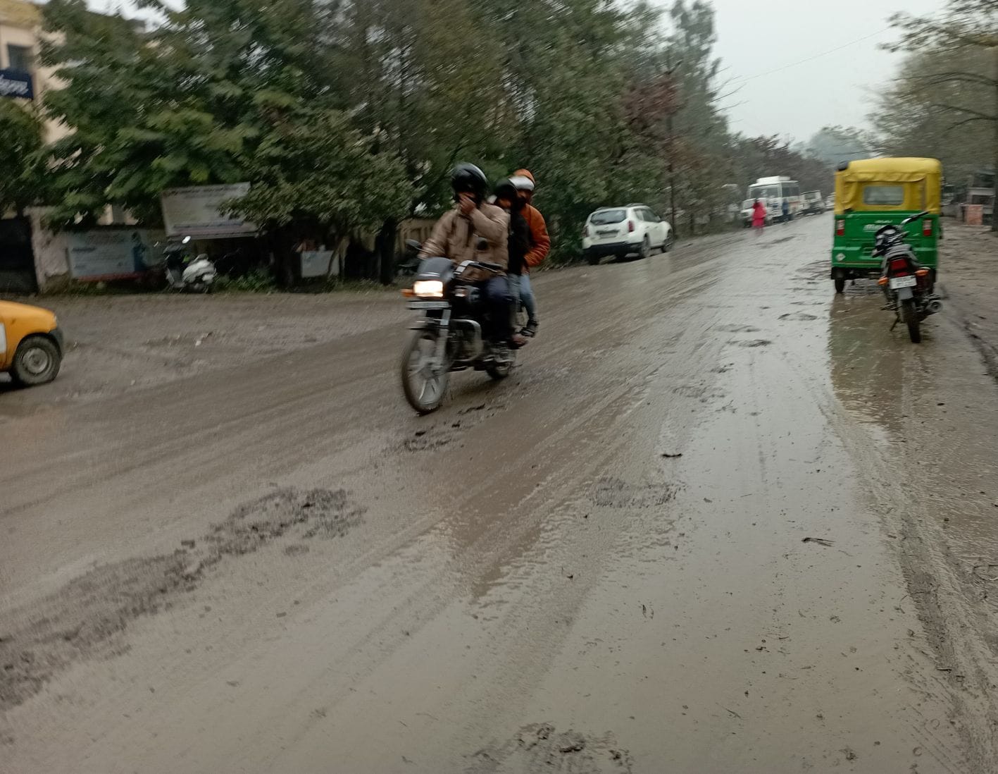 सीएमओ कार्यालय के सामने कीचड़ से सनी सड़क।