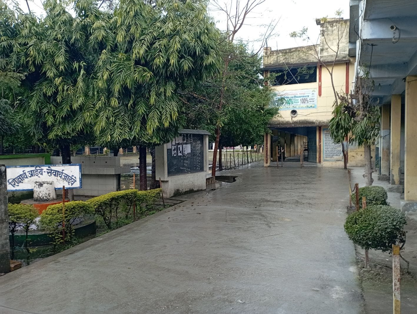 रुद्रपुर के जनता इंटर कॉलेज में बृहस्पतिवार को छायी सुनसानी।