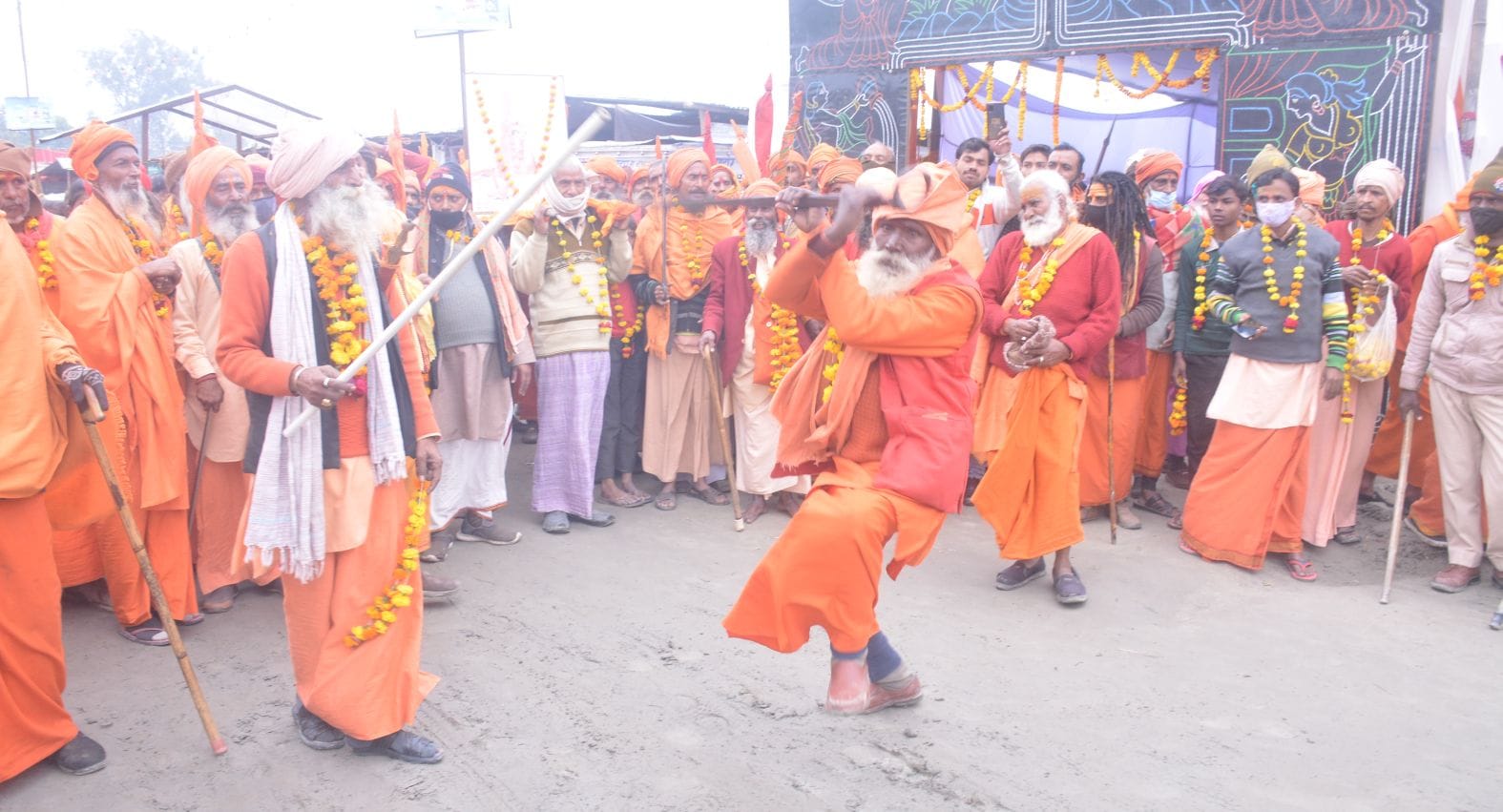 ेला रामनगरिया में करतब दिखाते साधु। संवाद