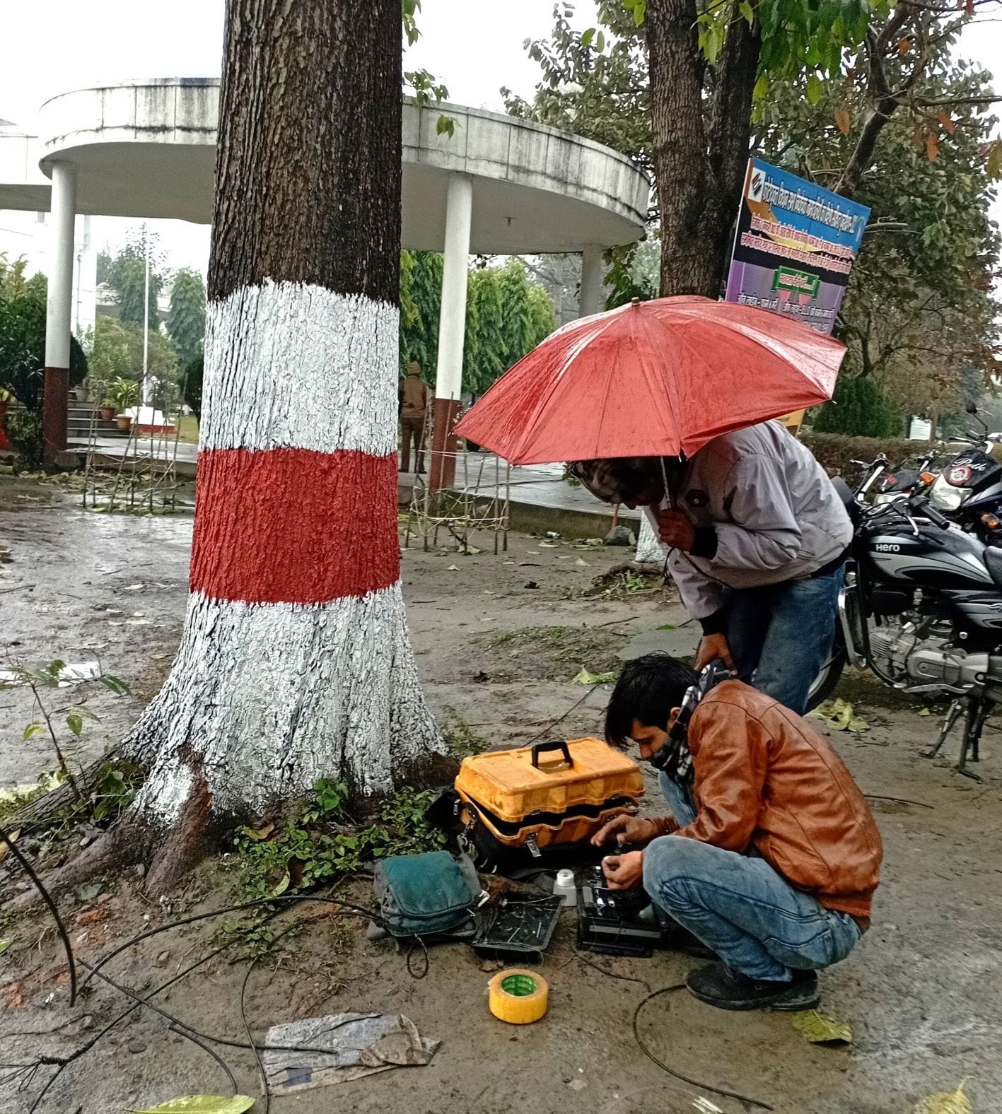 रुद्रपुर कलक्ट्रेट परिसर में इंटरनेट के टूटे केबिल को जोड़ते श्रमिक।