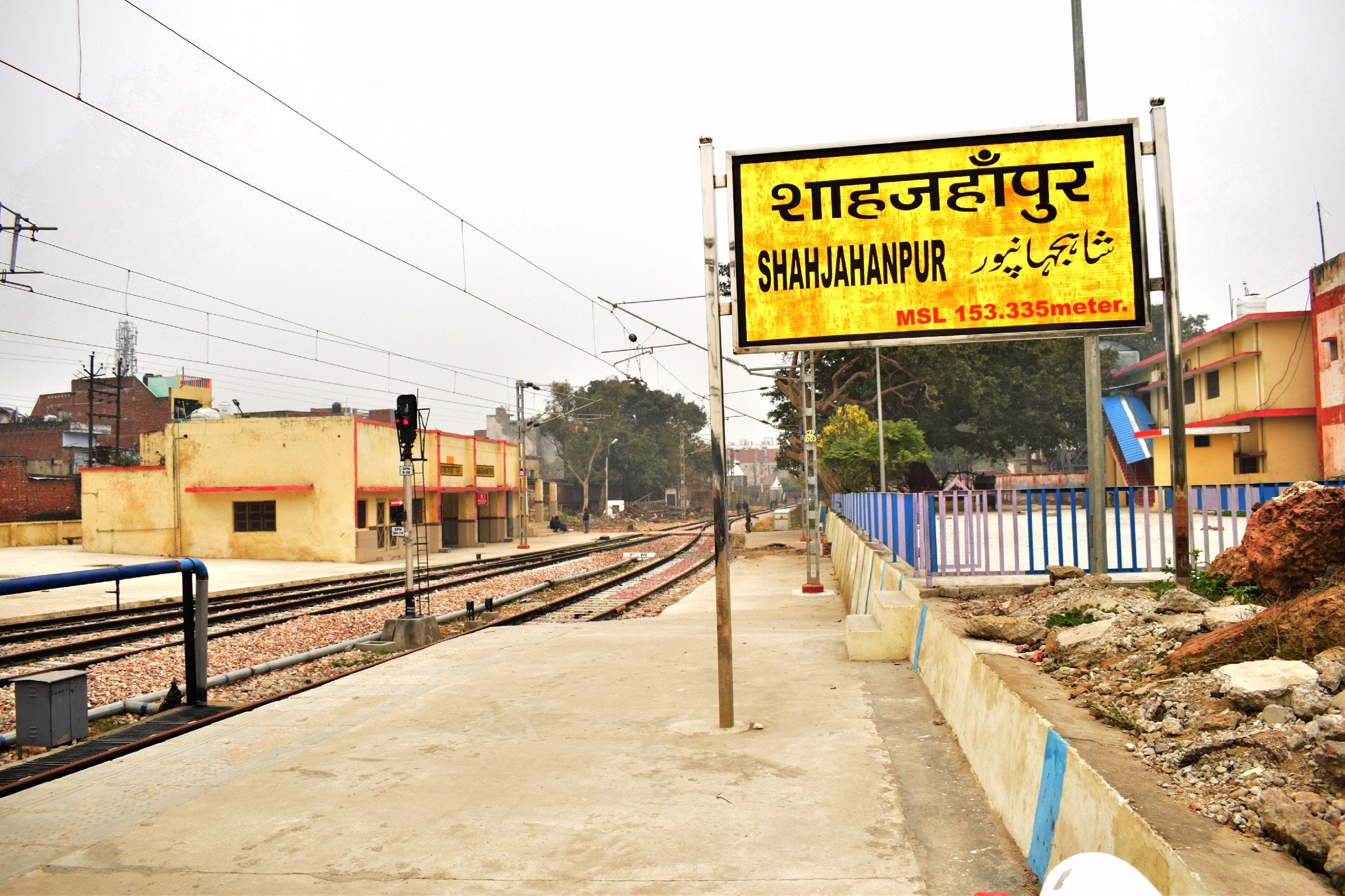 पूव्र्रोत्तर रेलवे का शाहजहांपुर स्टेशन पर नही लगा टीन शेड। संवाद पूव्र्रोत्तर रेलवे का शाहजहांपुर स्टेशन पर नही लगा टीन शेड। संवाद