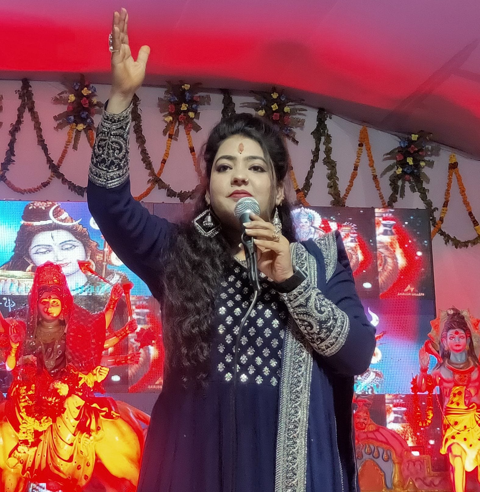 मेला रामनगरिया में भजन सुनाती शैफाली द्विवेदी। संवाद