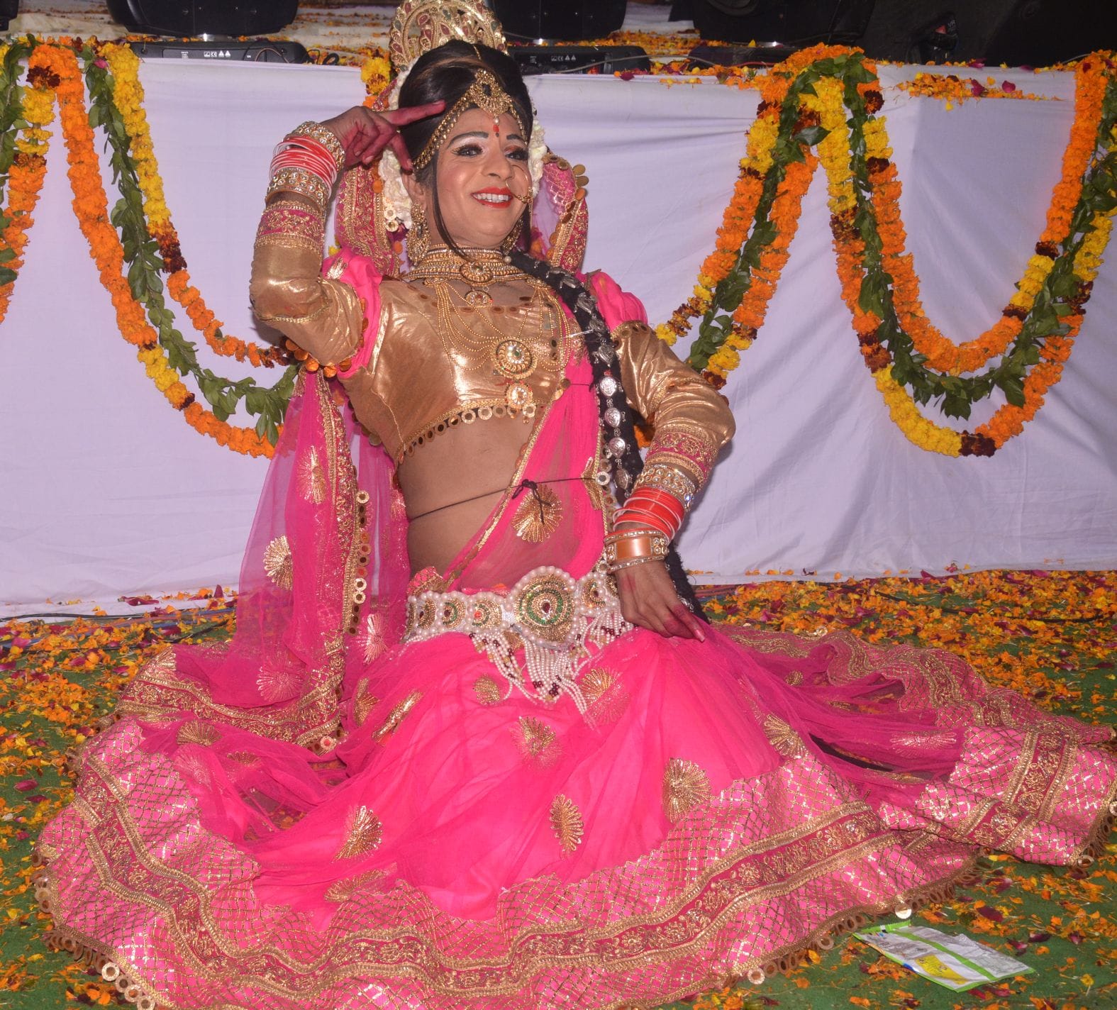 मेला रामनगरिया में नृत्य करती कलाकार। संवाद