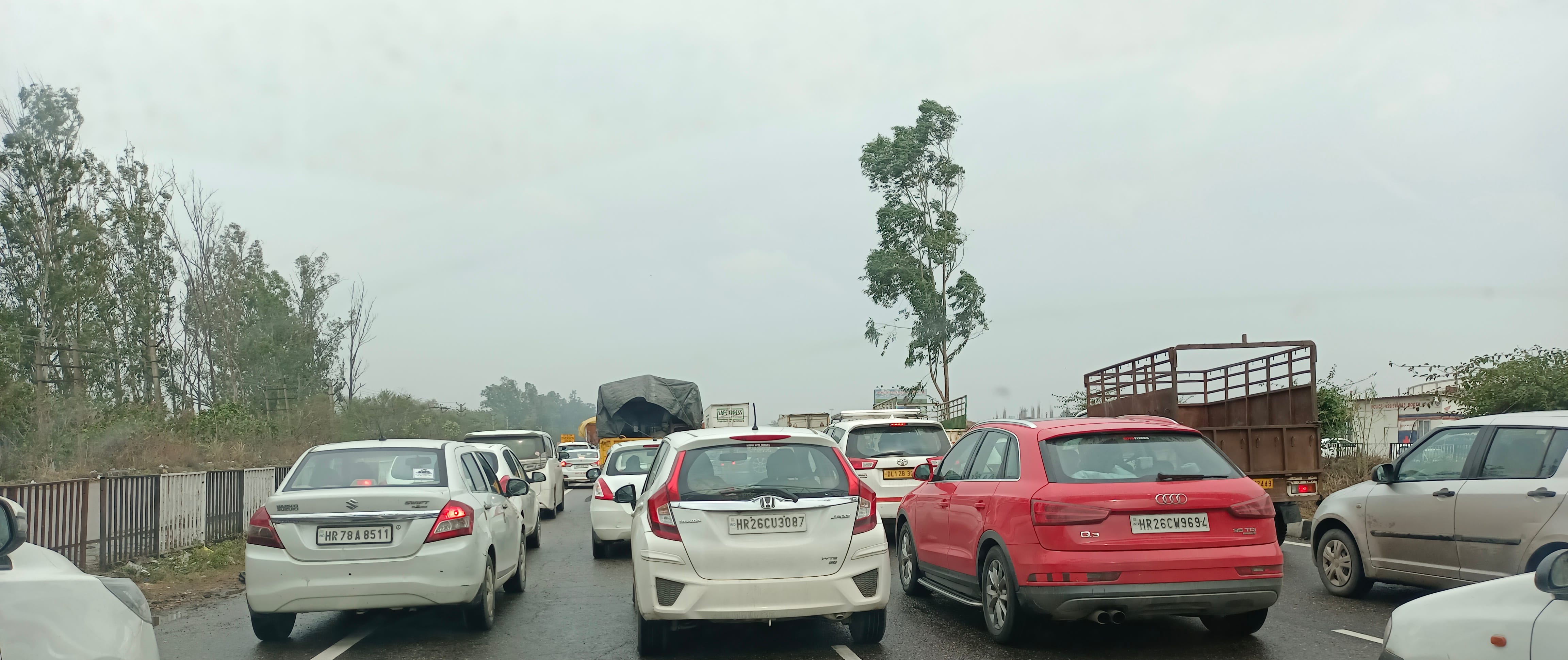 दिल्ली अंबाला नेशनल हाइेव स्थित कुष्ट आश्रम के पास लगा जाम। दिल्ली अंबाला नेशनल हाइेव स्थित कुष्ट आश्रम के पास लगा जाम।