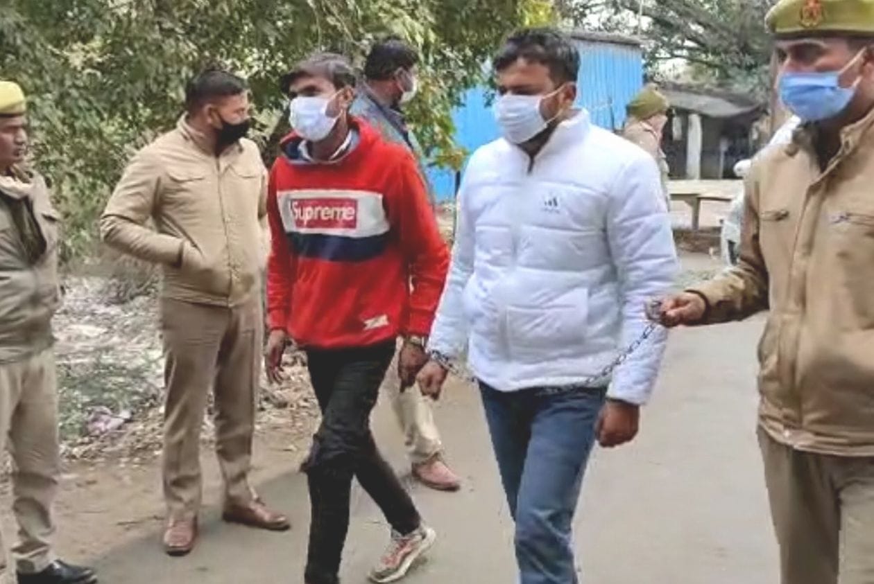 हापुड़। ओवैसी पर हमले के आरोपियों को मेरठ रोड स्थित पुलिस लाईन में पेशी पर ले जाते पुलिसकर्मी। सं