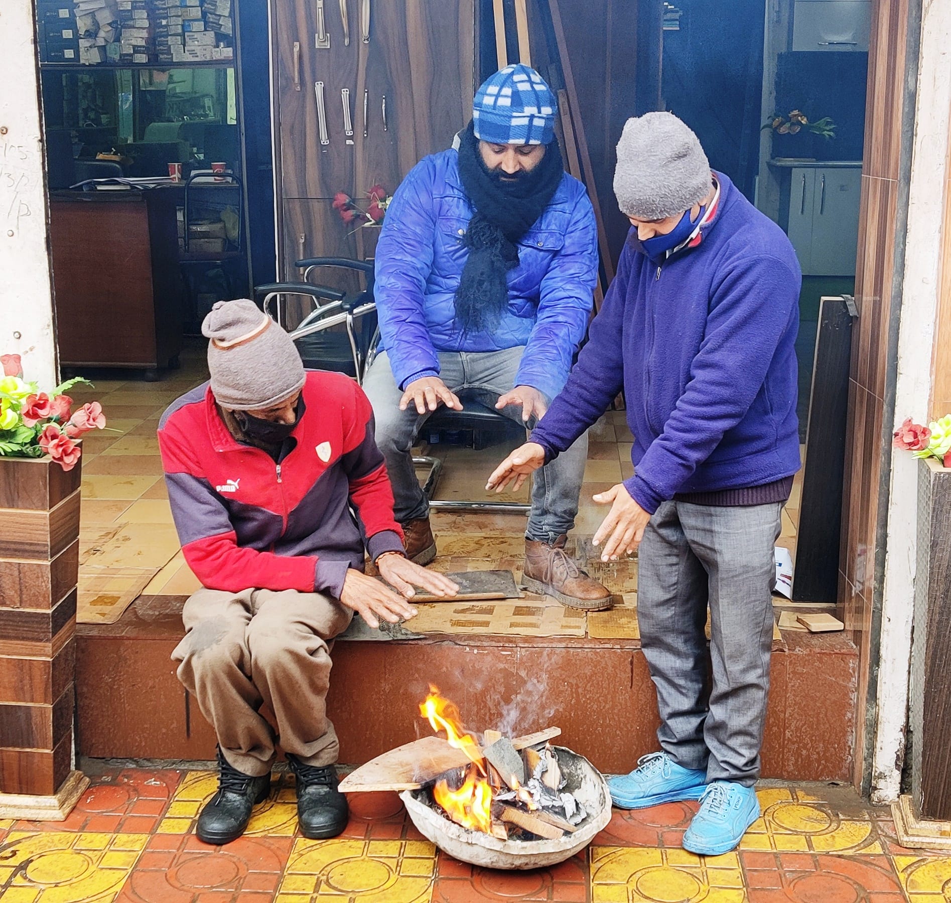 उधमपुर: ठंड से बचने के लिए आग का सहारा लेते दुकानदार. उधमपुर: ठंड से बचने के लिए आग का सहारा लेते दुकानदार.