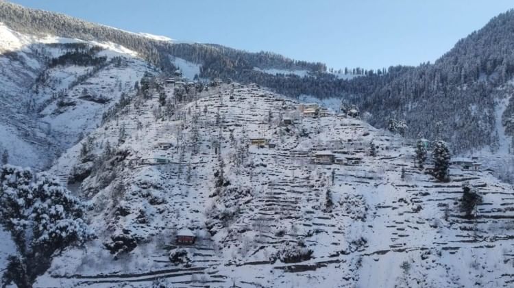 बर्फबारी के बाद कुल्लू के ग्राामीण इलाके।