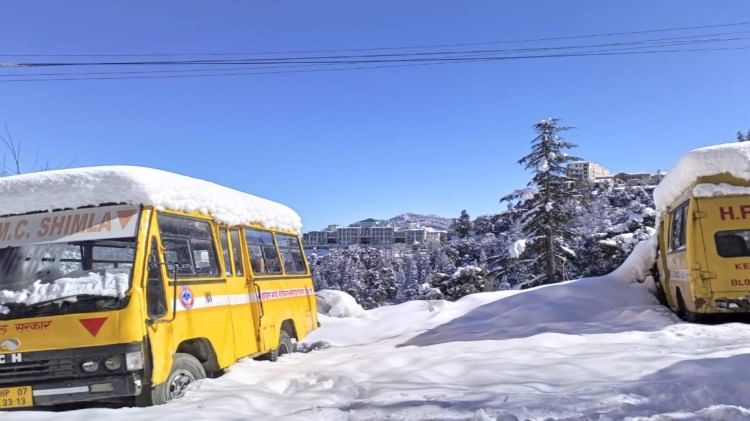 बर्फ से ढकीं एंबुलेंस।