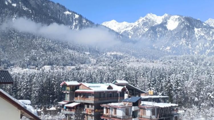 बर्फबारी के बाद मनाली।
