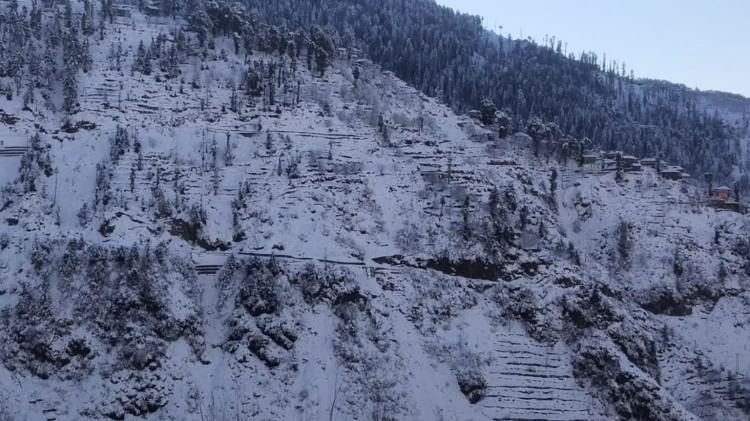 बर्फबारी से ढकी घाटी।