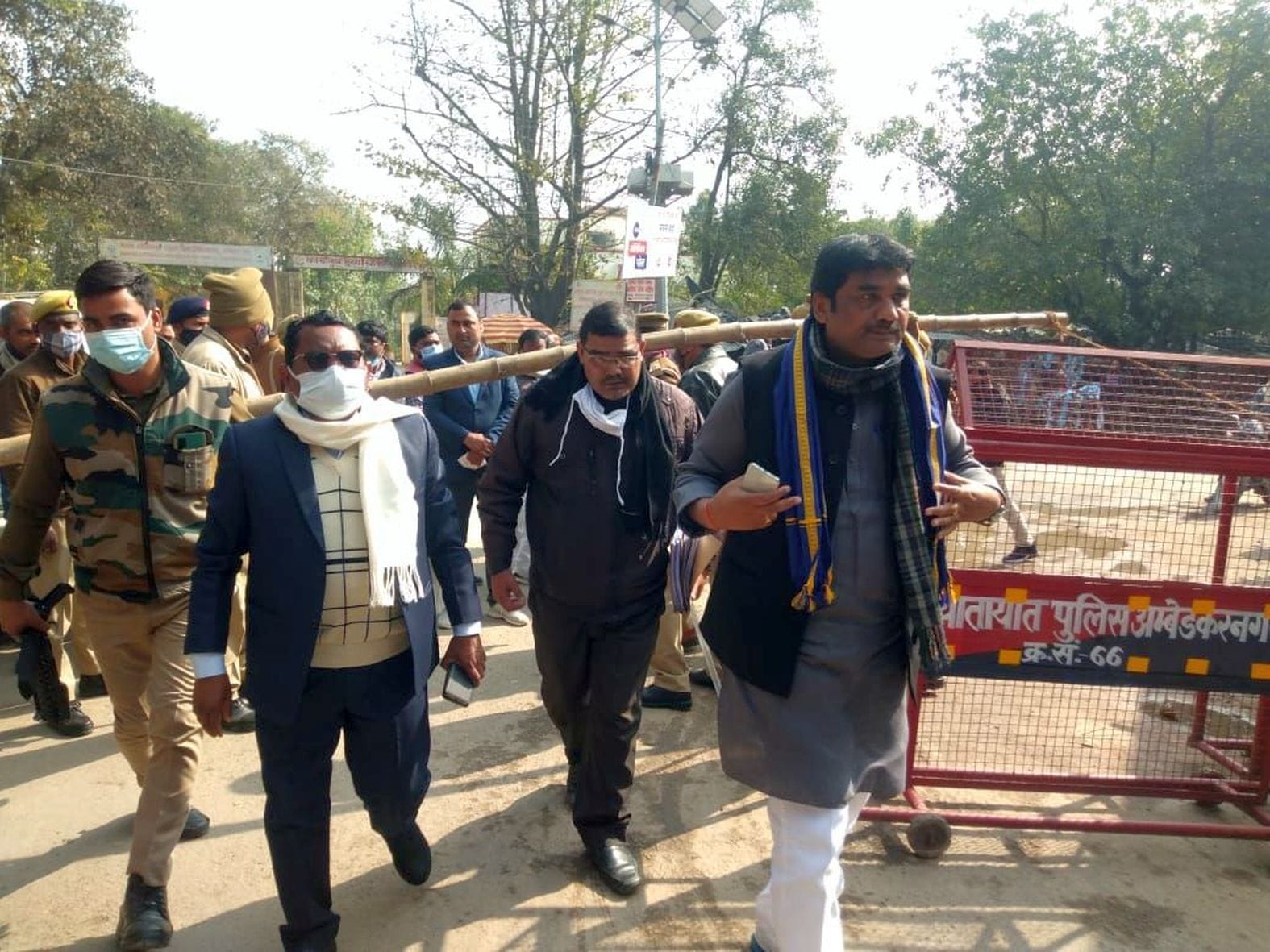 अंबेडकरनगर कलेक्ट्रेट के निकट नामांकन करने जाते बसपा प्रत्याशी चन्द्रप्रकाश वर्मा।