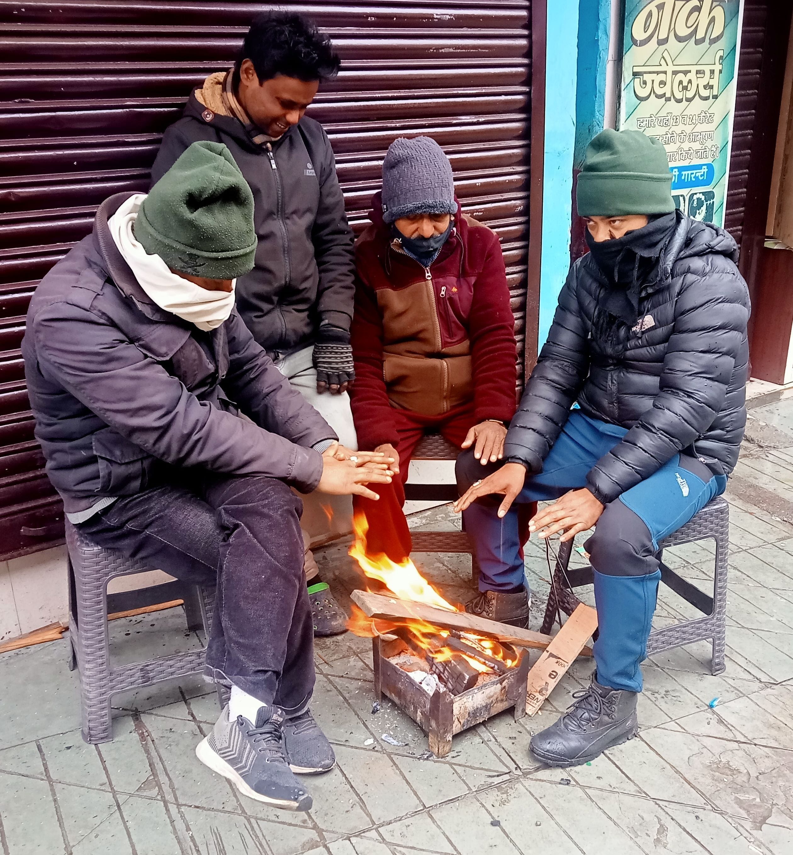 अल्मोड़ा में ठंड से बचने के लिए अलाव सेकते लोग। अल्मोड़ा में ठंड से बचने के लिए अलाव सेकते लोग।