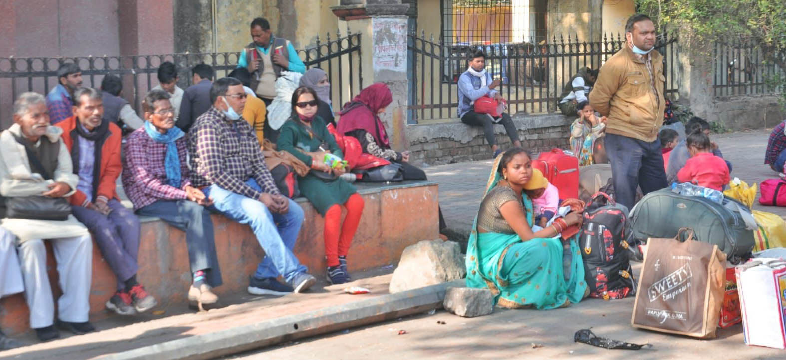 बांदा में बस के इंतजार में बैठे यात्री। बांदा में बस के इंतजार में बैठे यात्री।