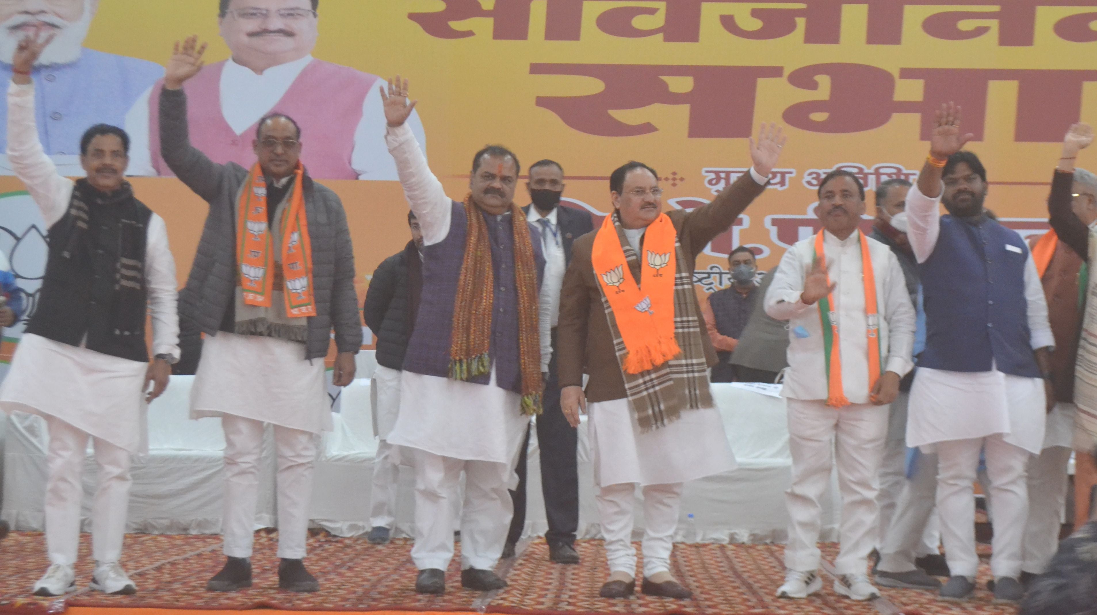 हापुड़। ब्रह्मा देवी स्कूल में आयोजित कार्यक्रम में लोगों का अभिवादन करते भाजपा के राष्ट्रीय अध हापुड़। ब्रह्मा देवी स्कूल में आयोजित कार्यक्रम में लोगों का अभिवादन करते भाजपा के राष्ट्रीय अध