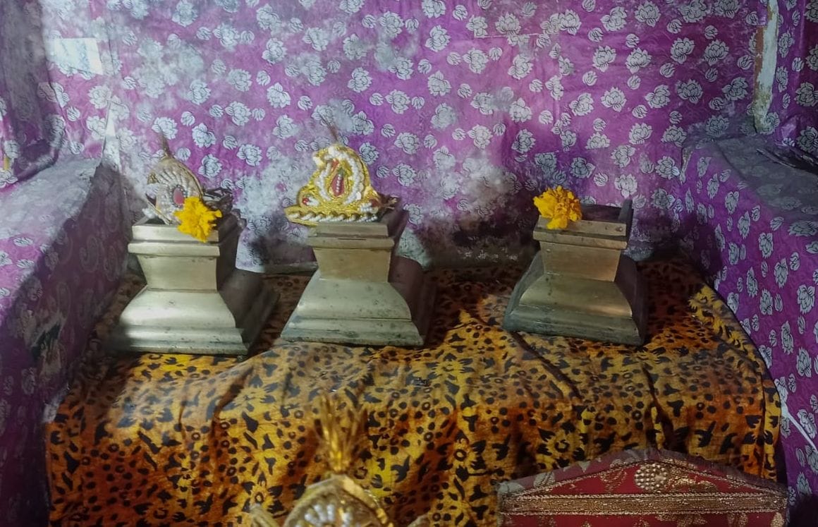 मूर्ति चोरी के बाद मंदिर में खाली पड़ा रामजानकी दरबार। संवाद मूर्ति चोरी के बाद मंदिर में खाली पड़ा रामजानकी दरबार। संवाद