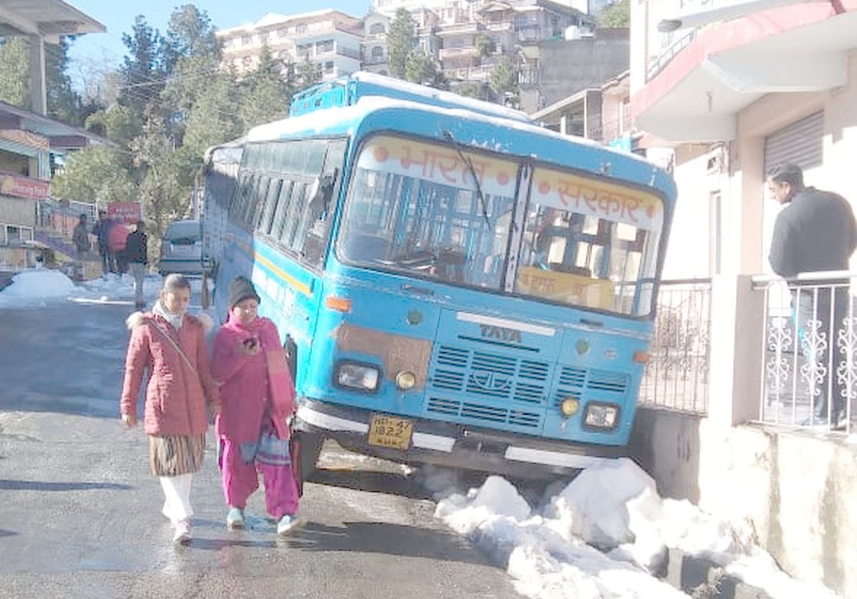 बनीखेत के वैकुंठनगर में कोहरे की फिसलन की वजह से नाली में फंसी एनएचपीसी की बस।