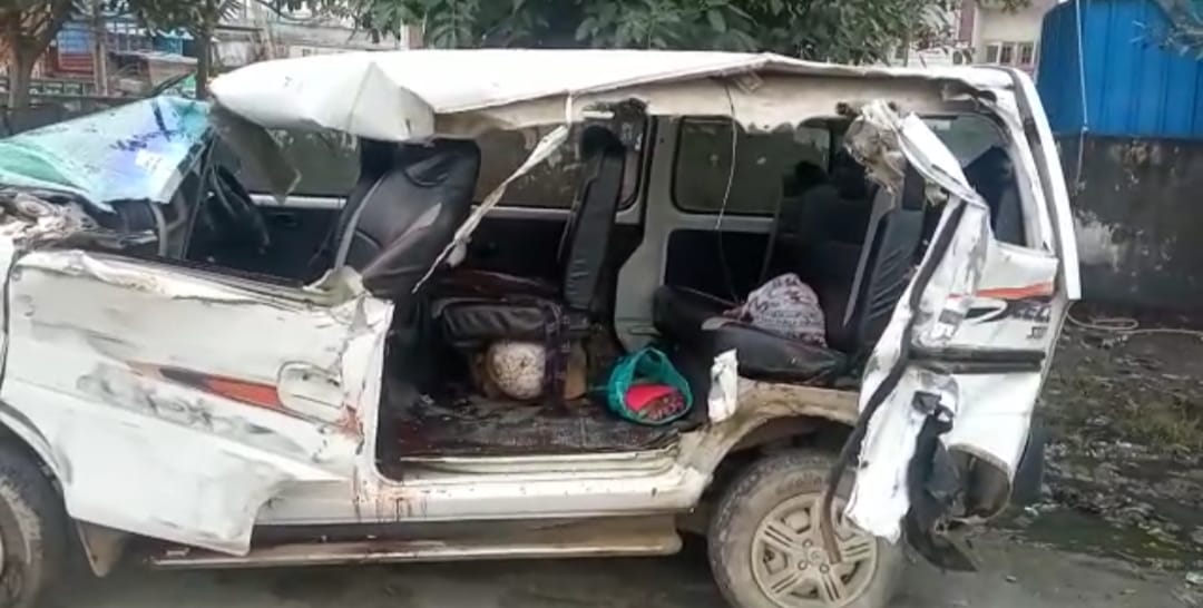 पानीपत। हादसे में श्रतिग्रस्त हुई इक्को गाड़ी। घायल और मृतकों के शव को ऐंगल काटकर निकालना पड़ा। पानीपत। हादसे में श्रतिग्रस्त हुई इक्को गाड़ी। घायल और मृतकों के शव को ऐंगल काटकर निकालना पड़ा।