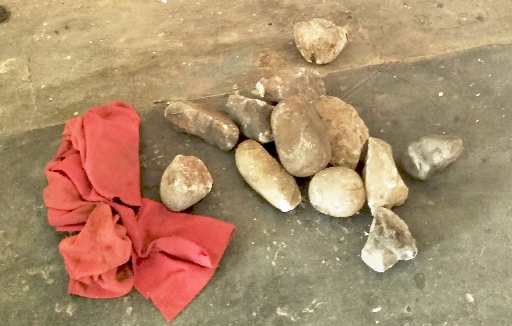 शाहजहांपुर। रेलवे स्टेशन पर जीआरपी थाने पर युवक द्वारा फेंके गए पत्थर। संवाद शाहजहांपुर। रेलवे स्टेशन पर जीआरपी थाने पर युवक द्वारा फेंके गए पत्थर। संवाद