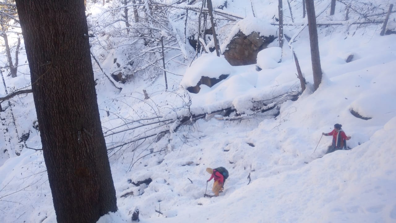 फोटो....किश्तवाड़ के मचैल से सरपेंच , संस्था प्रधान व आम लोग...और पेदल रास्ता बफ4बारी से तबह, बंद, कुछ ल?