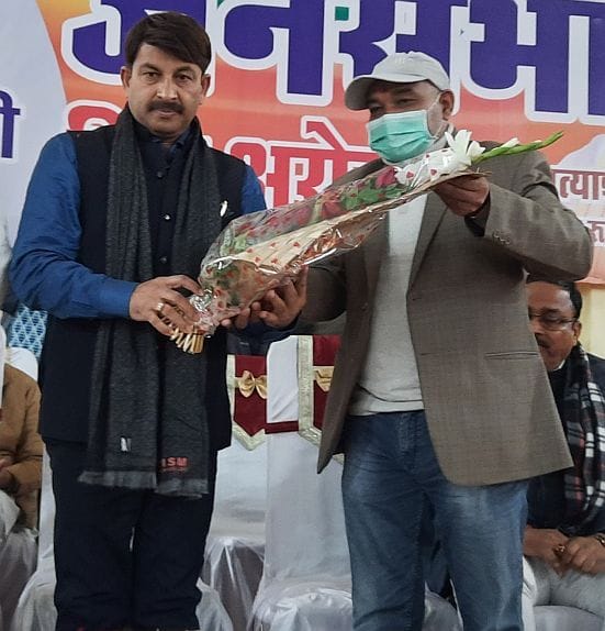 फिल्म स्टार मनोज तिवारी को बुके देकर सम्मानित कार्यकर्ता। फिल्म स्टार मनोज तिवारी को बुके देकर सम्मानित कार्यकर्ता।