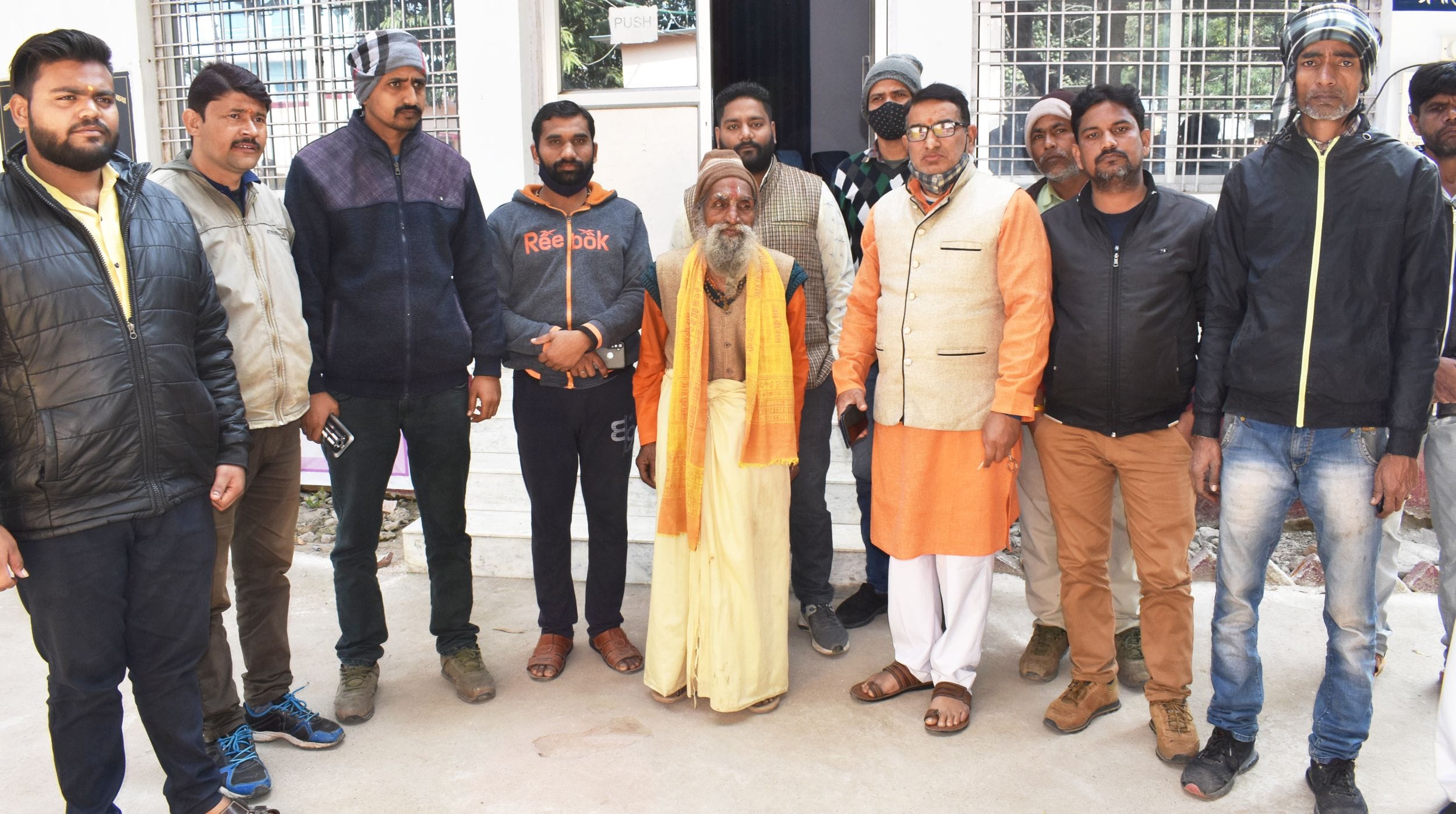 मंदिर के पुजारी के साथ कोतवाली में खड़े बजरंगी। संवाद मंदिर के पुजारी के साथ कोतवाली में खड़े बजरंगी। संवाद