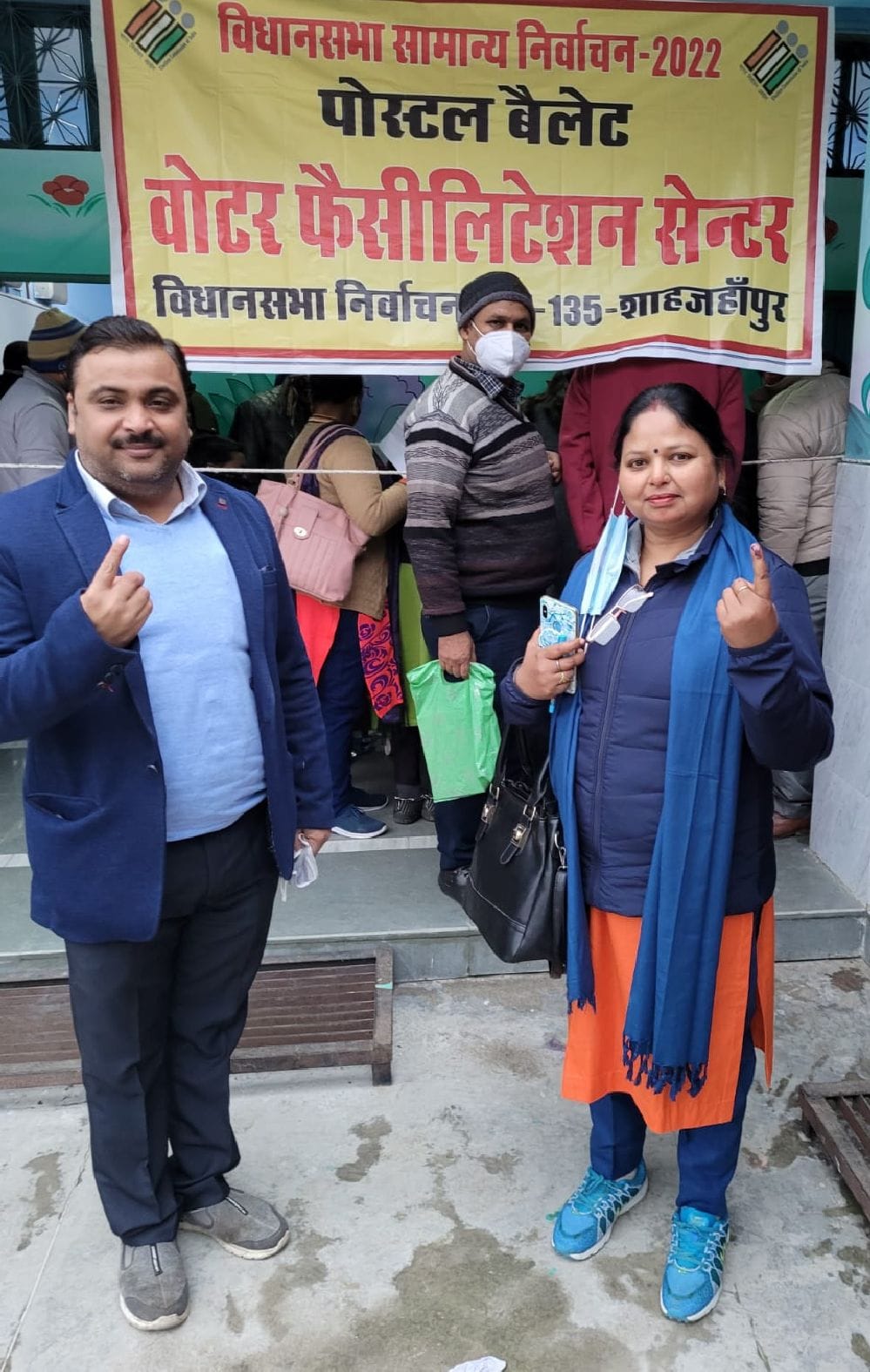 शाहजहांपुर के सेंट पॉल्स इंटर कालेज में फैसिलेशन सेंटर में बने पोलिंग बूथ पर पोस्टल बैलेट के माध? शाहजहांपुर के सेंट पॉल्स इंटर कालेज में फैसिलेशन सेंटर में बने पोलिंग बूथ पर पोस्टल बैलेट के माध?