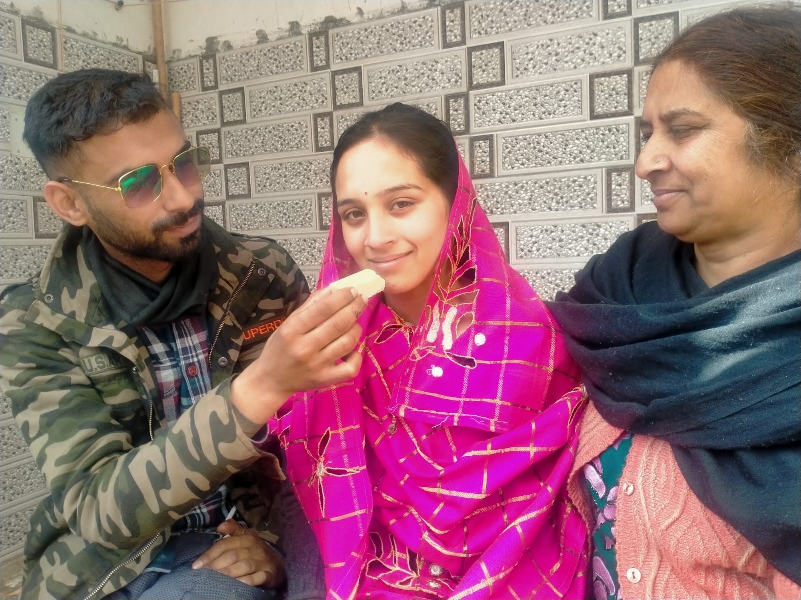 कामर्स स्ट्रीम में दूसरी पोजीशन हासिल करने वाली अर्पणा देवी का मुंह मीठा करवाते परिवार के सदस्य, कामर्स स्ट्रीम में दूसरी पोजीशन हासिल करने वाली अर्पणा देवी का मुंह मीठा करवाते परिवार के सदस्य,