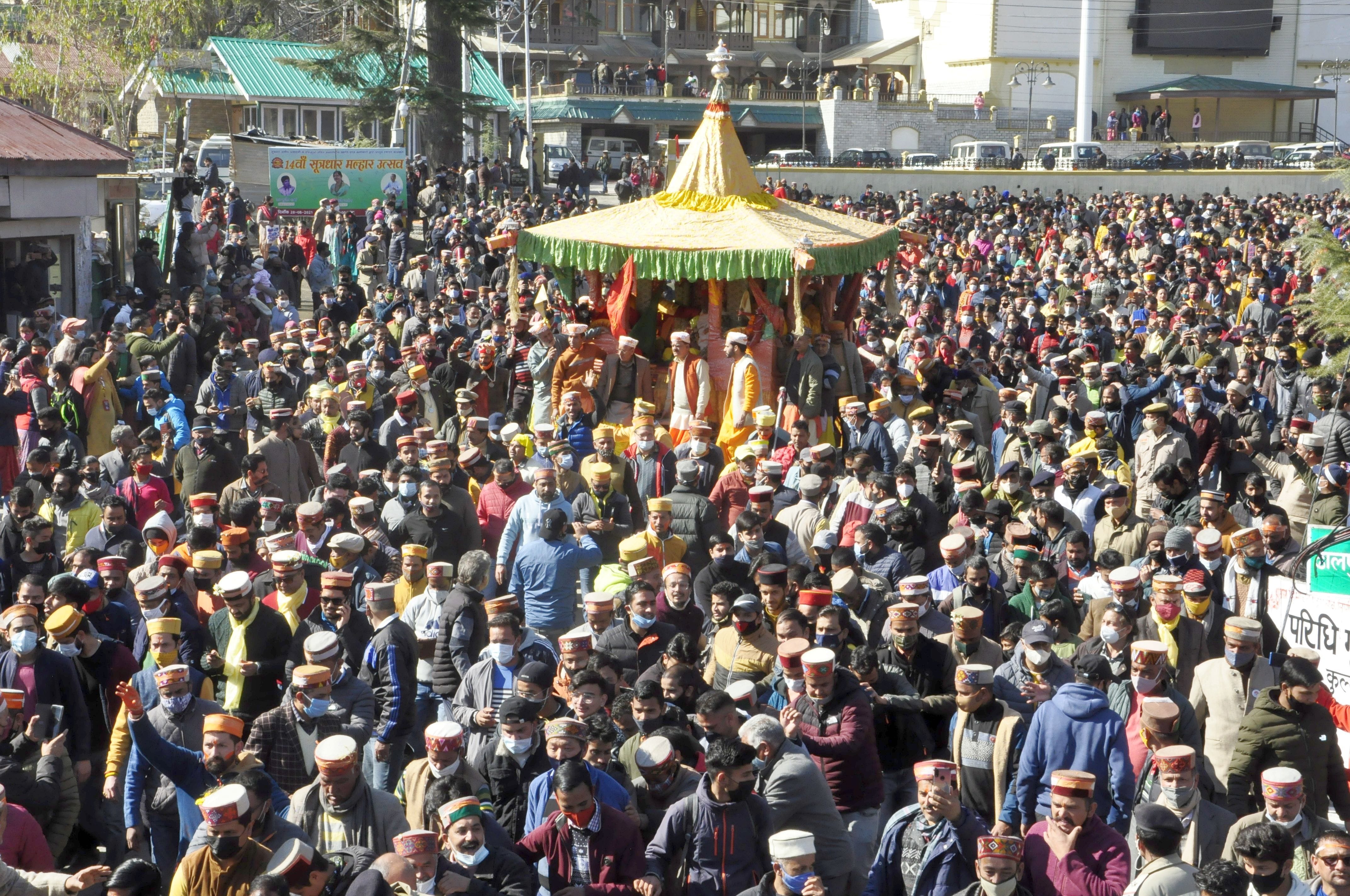 कुल्लू में वसंत पंचमी के मौके पर निकली भगवान रघुनाथ की शोभायात्रा।-संवाद कुल्लू में वसंत पंचमी के मौके पर निकली भगवान रघुनाथ की शोभायात्रा।-संवाद