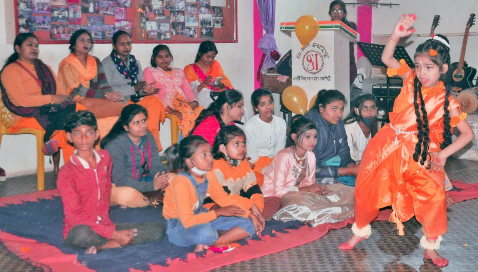 वसंत उत्सव पर सांस्कृतिक कार्यक्रम पेश करतीं बालिकाएं। संवाद वसंत उत्सव पर सांस्कृतिक कार्यक्रम पेश करतीं बालिकाएं। संवाद