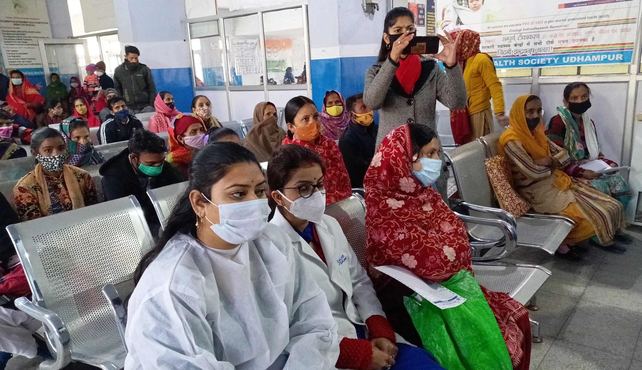 उधमपुर: जिला अस्पताल में विश्व कैंसर दिवस पर जानकारी देते डॉक्टर विनोद गुप्ता तथा बैठे लोग.