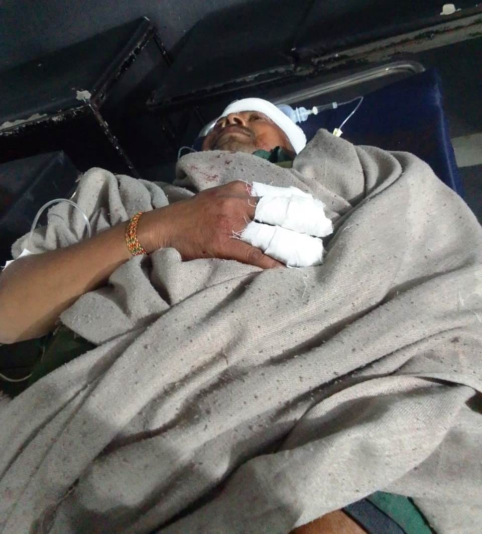 उधमपुर: गांव मूतल में इस हथौड़े से तोड़ा गया दरवाजा तथा अस्पताल में उपचार दिन घायल. उधमपुर: गांव मूतल में इस हथौड़े से तोड़ा गया दरवाजा तथा अस्पताल में उपचार दिन घायल.