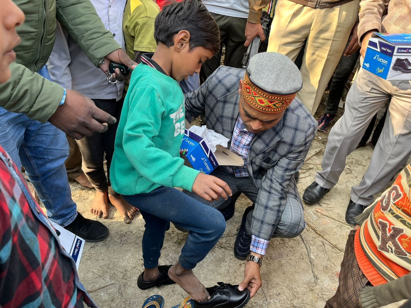 फोटो-05एयूआरपी-32- एक बच्चे को जूता पहनाते जिलाधिकारी सुनील कुमार वर्मा। संवाद फोटो-05एयूआरपी-32- एक बच्चे को जूता पहनाते जिलाधिकारी सुनील कुमार वर्मा। संवाद