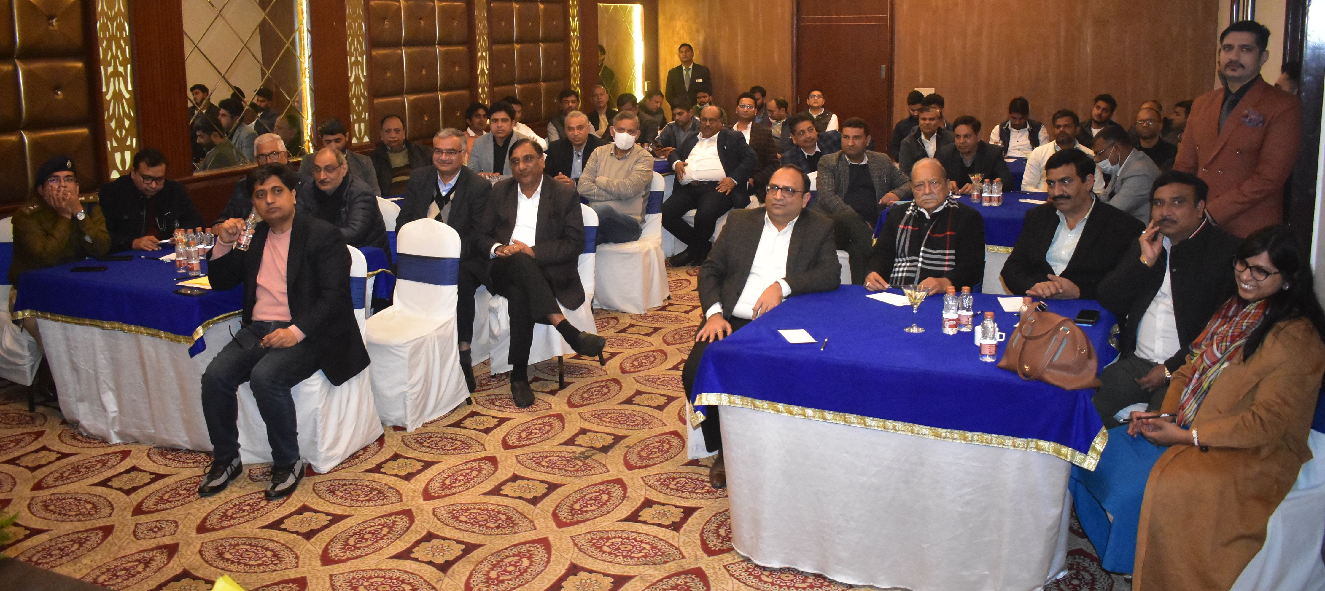 पानीपत। सेक्टर-25 स्थित निजी होटल में आयोजित मीटिंग में मौजूद उद्योगपति, डीसी,एसपी व अन्य। पानीपत। सेक्टर-25 स्थित निजी होटल में आयोजित मीटिंग में मौजूद उद्योगपति, डीसी,एसपी व अन्य।